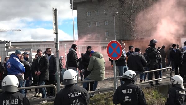 Hamburger SV und FC St. Pauli: Profivereine sollen sich künftig an Polizeikosten beteiligen